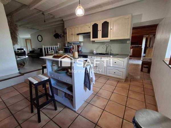 Maison sur les hauteurs de Burlats