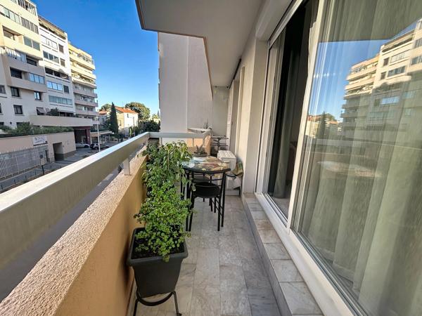 Bel appartement T2 rénové avec balcon, parking privatif et cave