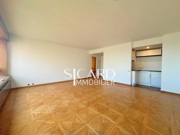 Beaugrenelle – studio vue Invalides, étage élevé.