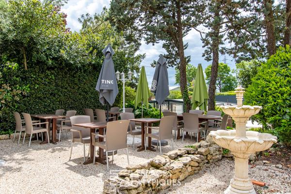 Ensemble immobilier avec chambres d’hôte et piscine