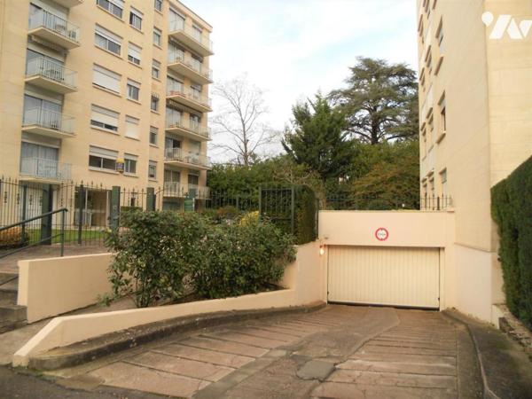 Parking en sous-sol situé en hyper centre de RAMBOUILLET