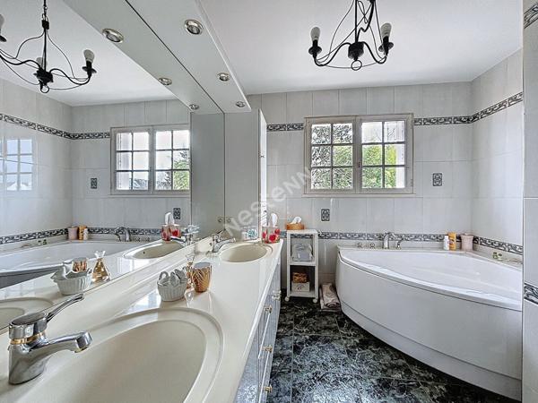 A vendre : Maison 6 pièces, 4 chambres 132m2 avec beau jardin- LES SORINIERES