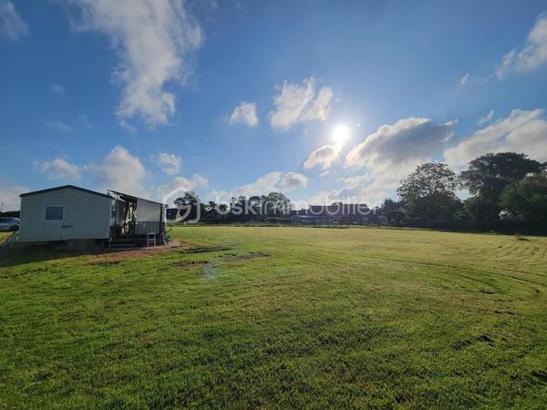 🌿 Terrain de 8 782 m² avec projet de construction déjà lancé ! 🌿

VISITE SUR DEMANDE

Vous rêvez de construire votre maison dans un environnement paisible tout en gagnant un temps précieux sur les démarches administratives ? Cette propriété est faite pour vous !

Sur un terrain de 8 782 m², dont une partie est constructible, de nombreux travaux ont déjà été réalisés pour vous permettre de concrétiser rapidement votre projet.

Vous bénéficierez notamment :

d'un vide sanitaire déjà commencé,
des plans d'architecte validés en mairie,
d'une dalle de garage déjà réalisée.

En attendant la construction de votre future maison, vous pourrez profiter d'un mobil-home climatisé, raccordé à l'eau et à l'électricité, offrant un véritable confort sur place.

Le terrain comprend également :

une fosse toutes eaux conforme,
un chalet offrant un espace de rangement supplémentaire.

Un bien rare, idéal pour un projet de résidence principale, secondaire ou pour toute personne souhaitant construire sans repartir de zéro.