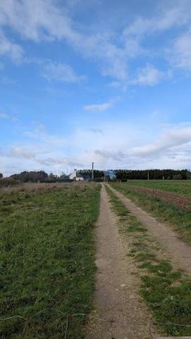 🌿 Terrain de 8 782 m² avec projet de construction déjà lancé ! 🌿

VISITE SUR DEMANDE

Vous rêvez de construire votre maison dans un environnement paisible tout en gagnant un temps précieux sur les démarches administratives ? Cette propriété est faite pour vous !

Sur un terrain de 8 782 m², dont une partie est constructible, de nombreux travaux ont déjà été réalisés pour vous permettre de concrétiser rapidement votre projet.

Vous bénéficierez notamment :

d'un vide sanitaire déjà commencé,
des plans d'architecte validés en mairie,
d'une dalle de garage déjà réalisée.

En attendant la construction de votre future maison, vous pourrez profiter d'un mobil-home climatisé, raccordé à l'eau et à l'électricité, offrant un véritable confort sur place.

Le terrain comprend également :

une fosse toutes eaux conforme,
un chalet offrant un espace de rangement supplémentaire.

Un bien rare, idéal pour un projet de résidence principale, secondaire ou pour toute personne souhaitant construire sans repartir de zéro.