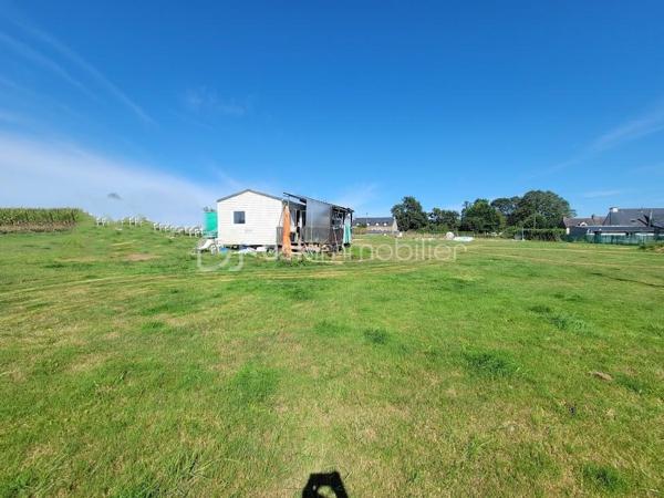 🌿 Terrain de 8 782 m² avec projet de construction déjà lancé ! 🌿

VISITE SUR DEMANDE

Vous rêvez de construire votre maison dans un environnement paisible tout en gagnant un temps précieux sur les démarches administratives ? Cette propriété est faite pour vous !

Sur un terrain de 8 782 m², dont une partie est constructible, de nombreux travaux ont déjà été réalisés pour vous permettre de concrétiser rapidement votre projet.

Vous bénéficierez notamment :

d'un vide sanitaire déjà commencé,
des plans d'architecte validés en mairie,
d'une dalle de garage déjà réalisée.

En attendant la construction de votre future maison, vous pourrez profiter d'un mobil-home climatisé, raccordé à l'eau et à l'électricité, offrant un véritable confort sur place.

Le terrain comprend également :

une fosse toutes eaux conforme,
un chalet offrant un espace de rangement supplémentaire.

Un bien rare, idéal pour un projet de résidence principale, secondaire ou pour toute personne souhaitant construire sans repartir de zéro.