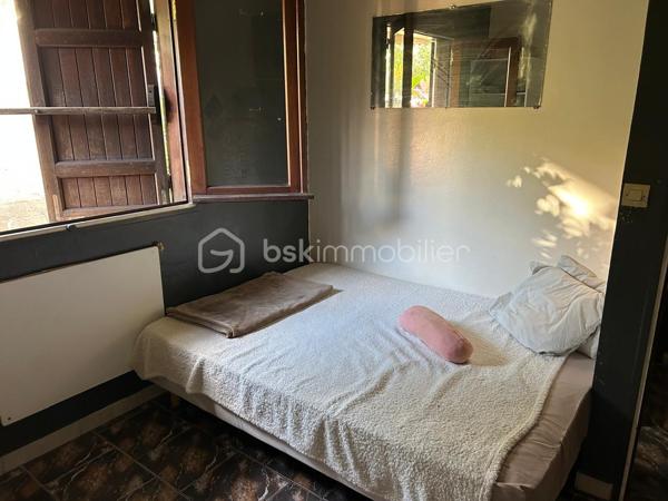 Découvrez cette maison de 104 m², sur une parcelle de 460 m², avec 4 chambres,  salles de bain ainsi que des toilettes entièrement rénovées. Maison offrant un potentiel à repenser selon vos envies. Vous retrouvez à l'extérieur un jardin aménagé ainsi qu'une terrasse à l'arrière.
Un grand garage de 45m² couvert vient compléter ce bien. Un prix attractif alors n'hésitez plus. Appelez-moi vite pour découvrir ce bien.
