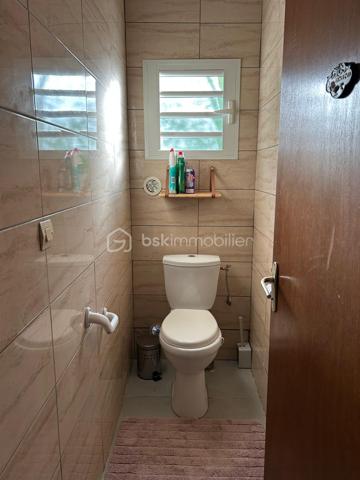 Découvrez cette maison de 104 m², sur une parcelle de 460 m², avec 4 chambres,  salles de bain ainsi que des toilettes entièrement rénovées. Maison offrant un potentiel à repenser selon vos envies. Vous retrouvez à l'extérieur un jardin aménagé ainsi qu'une terrasse à l'arrière.
Un grand garage de 45m² couvert vient compléter ce bien. Un prix attractif alors n'hésitez plus. Appelez-moi vite pour découvrir ce bien.