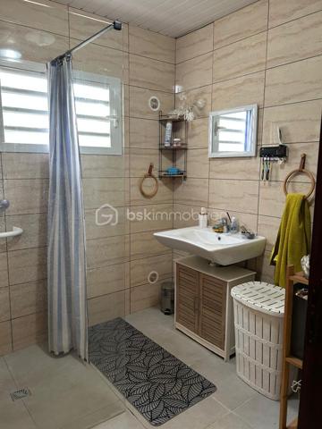 Découvrez cette maison de 104 m², sur une parcelle de 460 m², avec 4 chambres,  salles de bain ainsi que des toilettes entièrement rénovées. Maison offrant un potentiel à repenser selon vos envies. Vous retrouvez à l'extérieur un jardin aménagé ainsi qu'une terrasse à l'arrière.
Un grand garage de 45m² couvert vient compléter ce bien. Un prix attractif alors n'hésitez plus. Appelez-moi vite pour découvrir ce bien.
