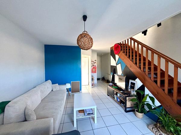 À louer , Charmante maison de ville avec extérieur et stationnement