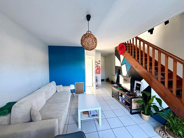 À louer , Charmante maison de ville avec extérieur et stationnement