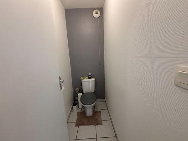 À louer , Charmante maison de ville avec extérieur et stationnement