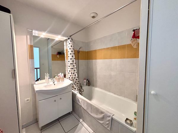 À louer , Charmante maison de ville avec extérieur et stationnement