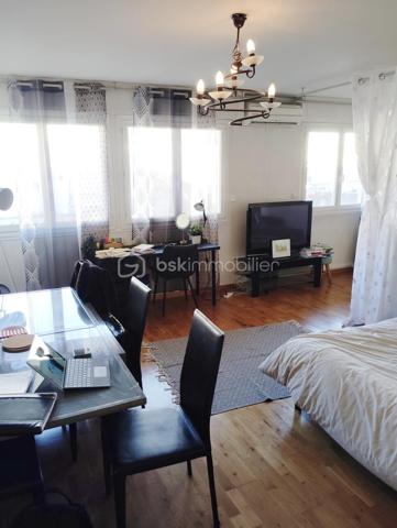 Cet appartement de 80 m2 au rez de chaussée est situé à moins de 100 m de la faculté.
Il se compose d'une pièce de vie de 30 m2, d'une cuisine de 13 m2, de 2 chambres de 11 et 13 m2, d'une salle de bain et de WC séparés.
Chauffage électrique et climatisation.
En bon état, il ne nécessite pas de travaux.
Parking privé et garage.