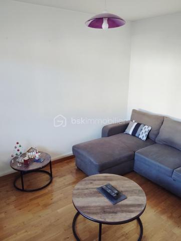 Cet appartement de 80 m2 au rez de chaussée est situé à moins de 100 m de la faculté.
Il se compose d'une pièce de vie de 30 m2, d'une cuisine de 13 m2, de 2 chambres de 11 et 13 m2, d'une salle de bain et de WC séparés.
Chauffage électrique et climatisation.
En bon état, il ne nécessite pas de travaux.
Parking privé et garage.