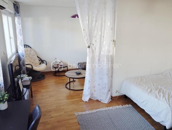 Cet appartement de 80 m2 au rez de chaussée est situé à moins de 100 m de la faculté.
Il se compose d'une pièce de vie de 30 m2, d'une cuisine de 13 m2, de 2 chambres de 11 et 13 m2, d'une salle de bain et de WC séparés.
Chauffage électrique et climatisation.
En bon état, il ne nécessite pas de travaux.
Parking privé et garage.