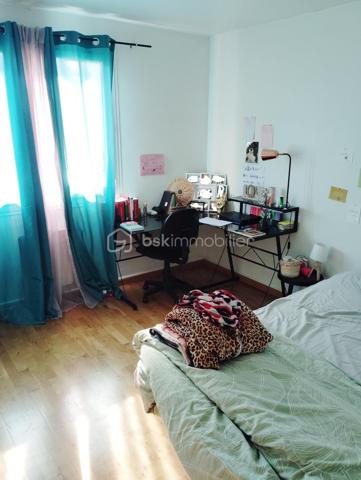Cet appartement de 80 m2 au rez de chaussée est situé à moins de 100 m de la faculté.
Il se compose d'une pièce de vie de 30 m2, d'une cuisine de 13 m2, de 2 chambres de 11 et 13 m2, d'une salle de bain et de WC séparés.
Chauffage électrique et climatisation.
En bon état, il ne nécessite pas de travaux.
Parking privé et garage.