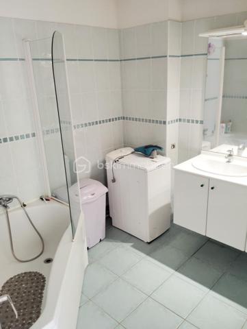 Cet appartement de 80 m2 au rez de chaussée est situé à moins de 100 m de la faculté.
Il se compose d'une pièce de vie de 30 m2, d'une cuisine de 13 m2, de 2 chambres de 11 et 13 m2, d'une salle de bain et de WC séparés.
Chauffage électrique et climatisation.
En bon état, il ne nécessite pas de travaux.
Parking privé et garage.