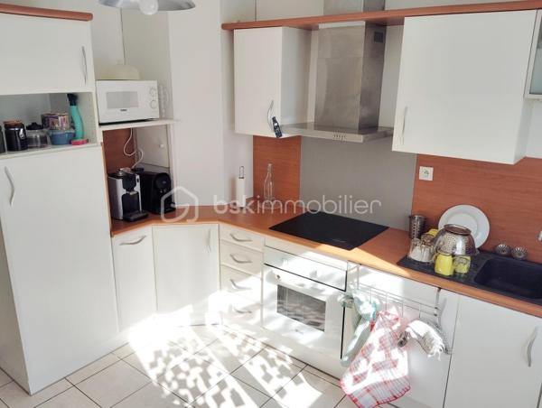 Cet appartement de 80 m2 au rez de chaussée est situé à moins de 100 m de la faculté.
Il se compose d'une pièce de vie de 30 m2, d'une cuisine de 13 m2, de 2 chambres de 11 et 13 m2, d'une salle de bain et de WC séparés.
Chauffage électrique et climatisation.
En bon état, il ne nécessite pas de travaux.
Parking privé et garage.