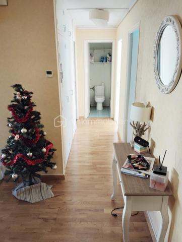 Cet appartement de 80 m2 au rez de chaussée est situé à moins de 100 m de la faculté.
Il se compose d'une pièce de vie de 30 m2, d'une cuisine de 13 m2, de 2 chambres de 11 et 13 m2, d'une salle de bain et de WC séparés.
Chauffage électrique et climatisation.
En bon état, il ne nécessite pas de travaux.
Parking privé et garage.