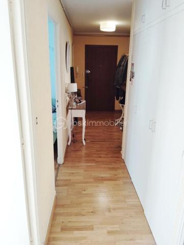 Cet appartement de 80 m2 au rez de chaussée est situé à moins de 100 m de la faculté.
Il se compose d'une pièce de vie de 30 m2, d'une cuisine de 13 m2, de 2 chambres de 11 et 13 m2, d'une salle de bain et de WC séparés.
Chauffage électrique et climatisation.
En bon état, il ne nécessite pas de travaux.
Parking privé et garage.
