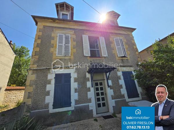 Bel Appartement de 120m² avec terrain à Nevers

Situé à deux pas du cœur du centre ville de Nevers proche de toutes commodités, vous serez conquis par ce bel appartement de type T5 en duplex , située au premier et second étage d'une maison de ville du XIXe, d'une surface Loi Carrez de 120 m², le tout agrémenté d'une cave indépendante de 19m² et d'un terrain privatif de 65m².
Cet appartement propose une entrée indépendante sur l'escalier qui mène à la partie privative dont le palier dessert toutes les pièces.
Le premier étage se compose d'un grand espace de salon séjour de 29m², une belle cuisine indépendante et aménagée avec une semi ouverture sur le séjour pour cuisiner devant ses convives,
Un dégagement dessert toutes les autres pièces du premier niveau, tout dabord un wc indépendant, un espace bureau ou petite chambre de 8,5m², une  salle d'eau de 5m², ainsi qu'une chambre de 12 m² qui dispose d'un placard dressing.
Un autre escalier mène au second étage qui proposera 3 chambres supplémentaires de 10, 15 et 22m², la dernière véritable suite parentale proposera placards dressings, salle d'eau et wc privatifs. 
Côté pratique, cet appartement bénéficie d'un grande cave et d'un terrain privatif sans vis à vis de 65m² avec terrasse en bois .

Tous les sols de cet appartement sont en parquet chêne authentique (palier séjour et couloir) en parquet (chambres) et en carrelage (cuisine, salle d'eau wc),
Cet appartement est équipée d'une isolation bois type survitrage sur tout les ouvrants avec volets bois standards.

Cet appartement propose un chauffage de type chaudière au gaz de ville récente (2018) .
Côté énergie, cet appartement propose un diagnostic de performance énergétique en D (donc économique), ainsi qu'en D en émission de gaz à effet de serre.

Côté charge de copropriété, cet immeuble a la chance de bénéficier d'un syndic bénévole donc peu de charges de copropriété  , aucun travaux n'est envisager.

Atout de cet appartement :
Son emplacement idéal et très recherché proche de l'hyper centreville de Nevers.
Son charme avec son aménagement intérieur, son organisation intérieur, ses grands volumes de pièces, ses 4 chambres et son bureau, son terrain et ses faibles charges de copropriété

Photos supplémentaires disponibles sur BSK IMMOBILIER > Nos conseillers > Olivier FRESLON
Pour tout renseignement complémentaire ou pour une visite, contactez nous au 07.62.78.13.13

Emplacement privilégié et atouts incontestables, venez découvrir ce bel appartement sans tarder, c'est une très belle opportunit à ne pas rater!!!
