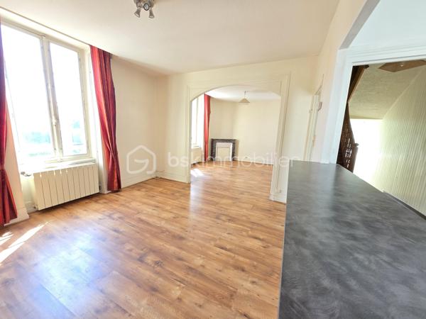 Bel Appartement de 120m² avec terrain à Nevers

Situé à deux pas du cœur du centre ville de Nevers proche de toutes commodités, vous serez conquis par ce bel appartement de type T5 en duplex , située au premier et second étage d'une maison de ville du XIXe, d'une surface Loi Carrez de 120 m², le tout agrémenté d'une cave indépendante de 19m² et d'un terrain privatif de 65m².
Cet appartement propose une entrée indépendante sur l'escalier qui mène à la partie privative dont le palier dessert toutes les pièces.
Le premier étage se compose d'un grand espace de salon séjour de 29m², une belle cuisine indépendante et aménagée avec une semi ouverture sur le séjour pour cuisiner devant ses convives,
Un dégagement dessert toutes les autres pièces du premier niveau, tout dabord un wc indépendant, un espace bureau ou petite chambre de 8,5m², une  salle d'eau de 5m², ainsi qu'une chambre de 12 m² qui dispose d'un placard dressing.
Un autre escalier mène au second étage qui proposera 3 chambres supplémentaires de 10, 15 et 22m², la dernière véritable suite parentale proposera placards dressings, salle d'eau et wc privatifs. 
Côté pratique, cet appartement bénéficie d'un grande cave et d'un terrain privatif sans vis à vis de 65m² avec terrasse en bois .

Tous les sols de cet appartement sont en parquet chêne authentique (palier séjour et couloir) en parquet (chambres) et en carrelage (cuisine, salle d'eau wc),
Cet appartement est équipée d'une isolation bois type survitrage sur tout les ouvrants avec volets bois standards.

Cet appartement propose un chauffage de type chaudière au gaz de ville récente (2018) .
Côté énergie, cet appartement propose un diagnostic de performance énergétique en D (donc économique), ainsi qu'en D en émission de gaz à effet de serre.

Côté charge de copropriété, cet immeuble a la chance de bénéficier d'un syndic bénévole donc peu de charges de copropriété  , aucun travaux n'est envisager.

Atout de cet appartement :
Son emplacement idéal et très recherché proche de l'hyper centreville de Nevers.
Son charme avec son aménagement intérieur, son organisation intérieur, ses grands volumes de pièces, ses 4 chambres et son bureau, son terrain et ses faibles charges de copropriété

Photos supplémentaires disponibles sur BSK IMMOBILIER > Nos conseillers > Olivier FRESLON
Pour tout renseignement complémentaire ou pour une visite, contactez nous au 07.62.78.13.13

Emplacement privilégié et atouts incontestables, venez découvrir ce bel appartement sans tarder, c'est une très belle opportunit à ne pas rater!!!