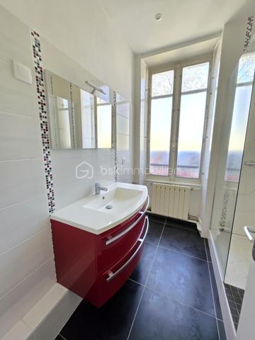 Bel Appartement de 120m² avec terrain à Nevers

Situé à deux pas du cœur du centre ville de Nevers proche de toutes commodités, vous serez conquis par ce bel appartement de type T5 en duplex , située au premier et second étage d'une maison de ville du XIXe, d'une surface Loi Carrez de 120 m², le tout agrémenté d'une cave indépendante de 19m² et d'un terrain privatif de 65m².
Cet appartement propose une entrée indépendante sur l'escalier qui mène à la partie privative dont le palier dessert toutes les pièces.
Le premier étage se compose d'un grand espace de salon séjour de 29m², une belle cuisine indépendante et aménagée avec une semi ouverture sur le séjour pour cuisiner devant ses convives,
Un dégagement dessert toutes les autres pièces du premier niveau, tout dabord un wc indépendant, un espace bureau ou petite chambre de 8,5m², une  salle d'eau de 5m², ainsi qu'une chambre de 12 m² qui dispose d'un placard dressing.
Un autre escalier mène au second étage qui proposera 3 chambres supplémentaires de 10, 15 et 22m², la dernière véritable suite parentale proposera placards dressings, salle d'eau et wc privatifs. 
Côté pratique, cet appartement bénéficie d'un grande cave et d'un terrain privatif sans vis à vis de 65m² avec terrasse en bois .

Tous les sols de cet appartement sont en parquet chêne authentique (palier séjour et couloir) en parquet (chambres) et en carrelage (cuisine, salle d'eau wc),
Cet appartement est équipée d'une isolation bois type survitrage sur tout les ouvrants avec volets bois standards.

Cet appartement propose un chauffage de type chaudière au gaz de ville récente (2018) .
Côté énergie, cet appartement propose un diagnostic de performance énergétique en D (donc économique), ainsi qu'en D en émission de gaz à effet de serre.

Côté charge de copropriété, cet immeuble a la chance de bénéficier d'un syndic bénévole donc peu de charges de copropriété  , aucun travaux n'est envisager.

Atout de cet appartement :
Son emplacement idéal et très recherché proche de l'hyper centreville de Nevers.
Son charme avec son aménagement intérieur, son organisation intérieur, ses grands volumes de pièces, ses 4 chambres et son bureau, son terrain et ses faibles charges de copropriété

Photos supplémentaires disponibles sur BSK IMMOBILIER > Nos conseillers > Olivier FRESLON
Pour tout renseignement complémentaire ou pour une visite, contactez nous au 07.62.78.13.13

Emplacement privilégié et atouts incontestables, venez découvrir ce bel appartement sans tarder, c'est une très belle opportunit à ne pas rater!!!