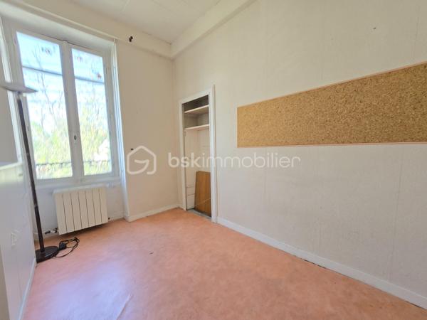 Bel Appartement de 120m² avec terrain à Nevers

Situé à deux pas du cœur du centre ville de Nevers proche de toutes commodités, vous serez conquis par ce bel appartement de type T5 en duplex , située au premier et second étage d'une maison de ville du XIXe, d'une surface Loi Carrez de 120 m², le tout agrémenté d'une cave indépendante de 19m² et d'un terrain privatif de 65m².
Cet appartement propose une entrée indépendante sur l'escalier qui mène à la partie privative dont le palier dessert toutes les pièces.
Le premier étage se compose d'un grand espace de salon séjour de 29m², une belle cuisine indépendante et aménagée avec une semi ouverture sur le séjour pour cuisiner devant ses convives,
Un dégagement dessert toutes les autres pièces du premier niveau, tout dabord un wc indépendant, un espace bureau ou petite chambre de 8,5m², une  salle d'eau de 5m², ainsi qu'une chambre de 12 m² qui dispose d'un placard dressing.
Un autre escalier mène au second étage qui proposera 3 chambres supplémentaires de 10, 15 et 22m², la dernière véritable suite parentale proposera placards dressings, salle d'eau et wc privatifs. 
Côté pratique, cet appartement bénéficie d'un grande cave et d'un terrain privatif sans vis à vis de 65m² avec terrasse en bois .

Tous les sols de cet appartement sont en parquet chêne authentique (palier séjour et couloir) en parquet (chambres) et en carrelage (cuisine, salle d'eau wc),
Cet appartement est équipée d'une isolation bois type survitrage sur tout les ouvrants avec volets bois standards.

Cet appartement propose un chauffage de type chaudière au gaz de ville récente (2018) .
Côté énergie, cet appartement propose un diagnostic de performance énergétique en D (donc économique), ainsi qu'en D en émission de gaz à effet de serre.

Côté charge de copropriété, cet immeuble a la chance de bénéficier d'un syndic bénévole donc peu de charges de copropriété  , aucun travaux n'est envisager.

Atout de cet appartement :
Son emplacement idéal et très recherché proche de l'hyper centreville de Nevers.
Son charme avec son aménagement intérieur, son organisation intérieur, ses grands volumes de pièces, ses 4 chambres et son bureau, son terrain et ses faibles charges de copropriété

Photos supplémentaires disponibles sur BSK IMMOBILIER > Nos conseillers > Olivier FRESLON
Pour tout renseignement complémentaire ou pour une visite, contactez nous au 07.62.78.13.13

Emplacement privilégié et atouts incontestables, venez découvrir ce bel appartement sans tarder, c'est une très belle opportunit à ne pas rater!!!