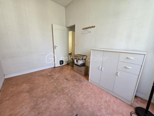 Bel Appartement de 120m² avec terrain à Nevers

Situé à deux pas du cœur du centre ville de Nevers proche de toutes commodités, vous serez conquis par ce bel appartement de type T5 en duplex , située au premier et second étage d'une maison de ville du XIXe, d'une surface Loi Carrez de 120 m², le tout agrémenté d'une cave indépendante de 19m² et d'un terrain privatif de 65m².
Cet appartement propose une entrée indépendante sur l'escalier qui mène à la partie privative dont le palier dessert toutes les pièces.
Le premier étage se compose d'un grand espace de salon séjour de 29m², une belle cuisine indépendante et aménagée avec une semi ouverture sur le séjour pour cuisiner devant ses convives,
Un dégagement dessert toutes les autres pièces du premier niveau, tout dabord un wc indépendant, un espace bureau ou petite chambre de 8,5m², une  salle d'eau de 5m², ainsi qu'une chambre de 12 m² qui dispose d'un placard dressing.
Un autre escalier mène au second étage qui proposera 3 chambres supplémentaires de 10, 15 et 22m², la dernière véritable suite parentale proposera placards dressings, salle d'eau et wc privatifs. 
Côté pratique, cet appartement bénéficie d'un grande cave et d'un terrain privatif sans vis à vis de 65m² avec terrasse en bois .

Tous les sols de cet appartement sont en parquet chêne authentique (palier séjour et couloir) en parquet (chambres) et en carrelage (cuisine, salle d'eau wc),
Cet appartement est équipée d'une isolation bois type survitrage sur tout les ouvrants avec volets bois standards.

Cet appartement propose un chauffage de type chaudière au gaz de ville récente (2018) .
Côté énergie, cet appartement propose un diagnostic de performance énergétique en D (donc économique), ainsi qu'en D en émission de gaz à effet de serre.

Côté charge de copropriété, cet immeuble a la chance de bénéficier d'un syndic bénévole donc peu de charges de copropriété  , aucun travaux n'est envisager.

Atout de cet appartement :
Son emplacement idéal et très recherché proche de l'hyper centreville de Nevers.
Son charme avec son aménagement intérieur, son organisation intérieur, ses grands volumes de pièces, ses 4 chambres et son bureau, son terrain et ses faibles charges de copropriété

Photos supplémentaires disponibles sur BSK IMMOBILIER > Nos conseillers > Olivier FRESLON
Pour tout renseignement complémentaire ou pour une visite, contactez nous au 07.62.78.13.13

Emplacement privilégié et atouts incontestables, venez découvrir ce bel appartement sans tarder, c'est une très belle opportunit à ne pas rater!!!