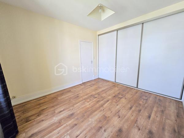Bel Appartement de 120m² avec terrain à Nevers

Situé à deux pas du cœur du centre ville de Nevers proche de toutes commodités, vous serez conquis par ce bel appartement de type T5 en duplex , située au premier et second étage d'une maison de ville du XIXe, d'une surface Loi Carrez de 120 m², le tout agrémenté d'une cave indépendante de 19m² et d'un terrain privatif de 65m².
Cet appartement propose une entrée indépendante sur l'escalier qui mène à la partie privative dont le palier dessert toutes les pièces.
Le premier étage se compose d'un grand espace de salon séjour de 29m², une belle cuisine indépendante et aménagée avec une semi ouverture sur le séjour pour cuisiner devant ses convives,
Un dégagement dessert toutes les autres pièces du premier niveau, tout dabord un wc indépendant, un espace bureau ou petite chambre de 8,5m², une  salle d'eau de 5m², ainsi qu'une chambre de 12 m² qui dispose d'un placard dressing.
Un autre escalier mène au second étage qui proposera 3 chambres supplémentaires de 10, 15 et 22m², la dernière véritable suite parentale proposera placards dressings, salle d'eau et wc privatifs. 
Côté pratique, cet appartement bénéficie d'un grande cave et d'un terrain privatif sans vis à vis de 65m² avec terrasse en bois .

Tous les sols de cet appartement sont en parquet chêne authentique (palier séjour et couloir) en parquet (chambres) et en carrelage (cuisine, salle d'eau wc),
Cet appartement est équipée d'une isolation bois type survitrage sur tout les ouvrants avec volets bois standards.

Cet appartement propose un chauffage de type chaudière au gaz de ville récente (2018) .
Côté énergie, cet appartement propose un diagnostic de performance énergétique en D (donc économique), ainsi qu'en D en émission de gaz à effet de serre.

Côté charge de copropriété, cet immeuble a la chance de bénéficier d'un syndic bénévole donc peu de charges de copropriété  , aucun travaux n'est envisager.

Atout de cet appartement :
Son emplacement idéal et très recherché proche de l'hyper centreville de Nevers.
Son charme avec son aménagement intérieur, son organisation intérieur, ses grands volumes de pièces, ses 4 chambres et son bureau, son terrain et ses faibles charges de copropriété

Photos supplémentaires disponibles sur BSK IMMOBILIER > Nos conseillers > Olivier FRESLON
Pour tout renseignement complémentaire ou pour une visite, contactez nous au 07.62.78.13.13

Emplacement privilégié et atouts incontestables, venez découvrir ce bel appartement sans tarder, c'est une très belle opportunit à ne pas rater!!!
