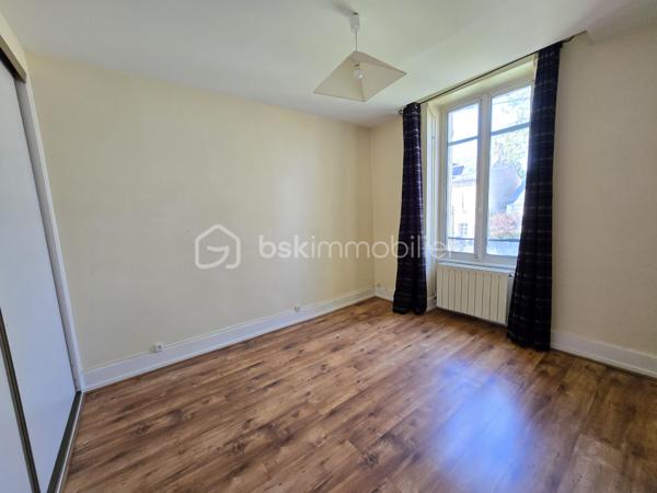 Bel Appartement de 120m² avec terrain à Nevers

Situé à deux pas du cœur du centre ville de Nevers proche de toutes commodités, vous serez conquis par ce bel appartement de type T5 en duplex , située au premier et second étage d'une maison de ville du XIXe, d'une surface Loi Carrez de 120 m², le tout agrémenté d'une cave indépendante de 19m² et d'un terrain privatif de 65m².
Cet appartement propose une entrée indépendante sur l'escalier qui mène à la partie privative dont le palier dessert toutes les pièces.
Le premier étage se compose d'un grand espace de salon séjour de 29m², une belle cuisine indépendante et aménagée avec une semi ouverture sur le séjour pour cuisiner devant ses convives,
Un dégagement dessert toutes les autres pièces du premier niveau, tout dabord un wc indépendant, un espace bureau ou petite chambre de 8,5m², une  salle d'eau de 5m², ainsi qu'une chambre de 12 m² qui dispose d'un placard dressing.
Un autre escalier mène au second étage qui proposera 3 chambres supplémentaires de 10, 15 et 22m², la dernière véritable suite parentale proposera placards dressings, salle d'eau et wc privatifs. 
Côté pratique, cet appartement bénéficie d'un grande cave et d'un terrain privatif sans vis à vis de 65m² avec terrasse en bois .

Tous les sols de cet appartement sont en parquet chêne authentique (palier séjour et couloir) en parquet (chambres) et en carrelage (cuisine, salle d'eau wc),
Cet appartement est équipée d'une isolation bois type survitrage sur tout les ouvrants avec volets bois standards.

Cet appartement propose un chauffage de type chaudière au gaz de ville récente (2018) .
Côté énergie, cet appartement propose un diagnostic de performance énergétique en D (donc économique), ainsi qu'en D en émission de gaz à effet de serre.

Côté charge de copropriété, cet immeuble a la chance de bénéficier d'un syndic bénévole donc peu de charges de copropriété  , aucun travaux n'est envisager.

Atout de cet appartement :
Son emplacement idéal et très recherché proche de l'hyper centreville de Nevers.
Son charme avec son aménagement intérieur, son organisation intérieur, ses grands volumes de pièces, ses 4 chambres et son bureau, son terrain et ses faibles charges de copropriété

Photos supplémentaires disponibles sur BSK IMMOBILIER > Nos conseillers > Olivier FRESLON
Pour tout renseignement complémentaire ou pour une visite, contactez nous au 07.62.78.13.13

Emplacement privilégié et atouts incontestables, venez découvrir ce bel appartement sans tarder, c'est une très belle opportunit à ne pas rater!!!