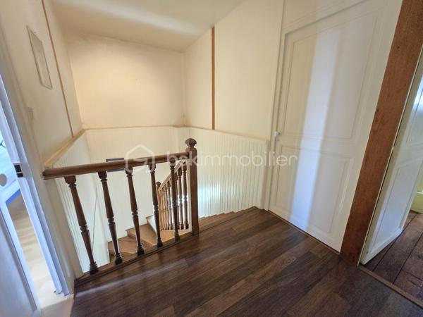 Bel Appartement de 120m² avec terrain à Nevers

Situé à deux pas du cœur du centre ville de Nevers proche de toutes commodités, vous serez conquis par ce bel appartement de type T5 en duplex , située au premier et second étage d'une maison de ville du XIXe, d'une surface Loi Carrez de 120 m², le tout agrémenté d'une cave indépendante de 19m² et d'un terrain privatif de 65m².
Cet appartement propose une entrée indépendante sur l'escalier qui mène à la partie privative dont le palier dessert toutes les pièces.
Le premier étage se compose d'un grand espace de salon séjour de 29m², une belle cuisine indépendante et aménagée avec une semi ouverture sur le séjour pour cuisiner devant ses convives,
Un dégagement dessert toutes les autres pièces du premier niveau, tout dabord un wc indépendant, un espace bureau ou petite chambre de 8,5m², une  salle d'eau de 5m², ainsi qu'une chambre de 12 m² qui dispose d'un placard dressing.
Un autre escalier mène au second étage qui proposera 3 chambres supplémentaires de 10, 15 et 22m², la dernière véritable suite parentale proposera placards dressings, salle d'eau et wc privatifs. 
Côté pratique, cet appartement bénéficie d'un grande cave et d'un terrain privatif sans vis à vis de 65m² avec terrasse en bois .

Tous les sols de cet appartement sont en parquet chêne authentique (palier séjour et couloir) en parquet (chambres) et en carrelage (cuisine, salle d'eau wc),
Cet appartement est équipée d'une isolation bois type survitrage sur tout les ouvrants avec volets bois standards.

Cet appartement propose un chauffage de type chaudière au gaz de ville récente (2018) .
Côté énergie, cet appartement propose un diagnostic de performance énergétique en D (donc économique), ainsi qu'en D en émission de gaz à effet de serre.

Côté charge de copropriété, cet immeuble a la chance de bénéficier d'un syndic bénévole donc peu de charges de copropriété  , aucun travaux n'est envisager.

Atout de cet appartement :
Son emplacement idéal et très recherché proche de l'hyper centreville de Nevers.
Son charme avec son aménagement intérieur, son organisation intérieur, ses grands volumes de pièces, ses 4 chambres et son bureau, son terrain et ses faibles charges de copropriété

Photos supplémentaires disponibles sur BSK IMMOBILIER > Nos conseillers > Olivier FRESLON
Pour tout renseignement complémentaire ou pour une visite, contactez nous au 07.62.78.13.13

Emplacement privilégié et atouts incontestables, venez découvrir ce bel appartement sans tarder, c'est une très belle opportunit à ne pas rater!!!