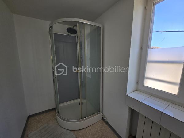 Bel Appartement de 120m² avec terrain à Nevers

Situé à deux pas du cœur du centre ville de Nevers proche de toutes commodités, vous serez conquis par ce bel appartement de type T5 en duplex , située au premier et second étage d'une maison de ville du XIXe, d'une surface Loi Carrez de 120 m², le tout agrémenté d'une cave indépendante de 19m² et d'un terrain privatif de 65m².
Cet appartement propose une entrée indépendante sur l'escalier qui mène à la partie privative dont le palier dessert toutes les pièces.
Le premier étage se compose d'un grand espace de salon séjour de 29m², une belle cuisine indépendante et aménagée avec une semi ouverture sur le séjour pour cuisiner devant ses convives,
Un dégagement dessert toutes les autres pièces du premier niveau, tout dabord un wc indépendant, un espace bureau ou petite chambre de 8,5m², une  salle d'eau de 5m², ainsi qu'une chambre de 12 m² qui dispose d'un placard dressing.
Un autre escalier mène au second étage qui proposera 3 chambres supplémentaires de 10, 15 et 22m², la dernière véritable suite parentale proposera placards dressings, salle d'eau et wc privatifs. 
Côté pratique, cet appartement bénéficie d'un grande cave et d'un terrain privatif sans vis à vis de 65m² avec terrasse en bois .

Tous les sols de cet appartement sont en parquet chêne authentique (palier séjour et couloir) en parquet (chambres) et en carrelage (cuisine, salle d'eau wc),
Cet appartement est équipée d'une isolation bois type survitrage sur tout les ouvrants avec volets bois standards.

Cet appartement propose un chauffage de type chaudière au gaz de ville récente (2018) .
Côté énergie, cet appartement propose un diagnostic de performance énergétique en D (donc économique), ainsi qu'en D en émission de gaz à effet de serre.

Côté charge de copropriété, cet immeuble a la chance de bénéficier d'un syndic bénévole donc peu de charges de copropriété  , aucun travaux n'est envisager.

Atout de cet appartement :
Son emplacement idéal et très recherché proche de l'hyper centreville de Nevers.
Son charme avec son aménagement intérieur, son organisation intérieur, ses grands volumes de pièces, ses 4 chambres et son bureau, son terrain et ses faibles charges de copropriété

Photos supplémentaires disponibles sur BSK IMMOBILIER > Nos conseillers > Olivier FRESLON
Pour tout renseignement complémentaire ou pour une visite, contactez nous au 07.62.78.13.13

Emplacement privilégié et atouts incontestables, venez découvrir ce bel appartement sans tarder, c'est une très belle opportunit à ne pas rater!!!