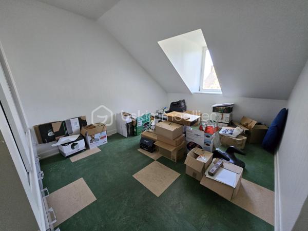 Bel Appartement de 120m² avec terrain à Nevers

Situé à deux pas du cœur du centre ville de Nevers proche de toutes commodités, vous serez conquis par ce bel appartement de type T5 en duplex , située au premier et second étage d'une maison de ville du XIXe, d'une surface Loi Carrez de 120 m², le tout agrémenté d'une cave indépendante de 19m² et d'un terrain privatif de 65m².
Cet appartement propose une entrée indépendante sur l'escalier qui mène à la partie privative dont le palier dessert toutes les pièces.
Le premier étage se compose d'un grand espace de salon séjour de 29m², une belle cuisine indépendante et aménagée avec une semi ouverture sur le séjour pour cuisiner devant ses convives,
Un dégagement dessert toutes les autres pièces du premier niveau, tout dabord un wc indépendant, un espace bureau ou petite chambre de 8,5m², une  salle d'eau de 5m², ainsi qu'une chambre de 12 m² qui dispose d'un placard dressing.
Un autre escalier mène au second étage qui proposera 3 chambres supplémentaires de 10, 15 et 22m², la dernière véritable suite parentale proposera placards dressings, salle d'eau et wc privatifs. 
Côté pratique, cet appartement bénéficie d'un grande cave et d'un terrain privatif sans vis à vis de 65m² avec terrasse en bois .

Tous les sols de cet appartement sont en parquet chêne authentique (palier séjour et couloir) en parquet (chambres) et en carrelage (cuisine, salle d'eau wc),
Cet appartement est équipée d'une isolation bois type survitrage sur tout les ouvrants avec volets bois standards.

Cet appartement propose un chauffage de type chaudière au gaz de ville récente (2018) .
Côté énergie, cet appartement propose un diagnostic de performance énergétique en D (donc économique), ainsi qu'en D en émission de gaz à effet de serre.

Côté charge de copropriété, cet immeuble a la chance de bénéficier d'un syndic bénévole donc peu de charges de copropriété  , aucun travaux n'est envisager.

Atout de cet appartement :
Son emplacement idéal et très recherché proche de l'hyper centreville de Nevers.
Son charme avec son aménagement intérieur, son organisation intérieur, ses grands volumes de pièces, ses 4 chambres et son bureau, son terrain et ses faibles charges de copropriété

Photos supplémentaires disponibles sur BSK IMMOBILIER > Nos conseillers > Olivier FRESLON
Pour tout renseignement complémentaire ou pour une visite, contactez nous au 07.62.78.13.13

Emplacement privilégié et atouts incontestables, venez découvrir ce bel appartement sans tarder, c'est une très belle opportunit à ne pas rater!!!