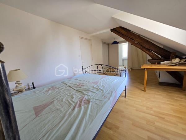 Bel Appartement de 120m² avec terrain à Nevers

Situé à deux pas du cœur du centre ville de Nevers proche de toutes commodités, vous serez conquis par ce bel appartement de type T5 en duplex , située au premier et second étage d'une maison de ville du XIXe, d'une surface Loi Carrez de 120 m², le tout agrémenté d'une cave indépendante de 19m² et d'un terrain privatif de 65m².
Cet appartement propose une entrée indépendante sur l'escalier qui mène à la partie privative dont le palier dessert toutes les pièces.
Le premier étage se compose d'un grand espace de salon séjour de 29m², une belle cuisine indépendante et aménagée avec une semi ouverture sur le séjour pour cuisiner devant ses convives,
Un dégagement dessert toutes les autres pièces du premier niveau, tout dabord un wc indépendant, un espace bureau ou petite chambre de 8,5m², une  salle d'eau de 5m², ainsi qu'une chambre de 12 m² qui dispose d'un placard dressing.
Un autre escalier mène au second étage qui proposera 3 chambres supplémentaires de 10, 15 et 22m², la dernière véritable suite parentale proposera placards dressings, salle d'eau et wc privatifs. 
Côté pratique, cet appartement bénéficie d'un grande cave et d'un terrain privatif sans vis à vis de 65m² avec terrasse en bois .

Tous les sols de cet appartement sont en parquet chêne authentique (palier séjour et couloir) en parquet (chambres) et en carrelage (cuisine, salle d'eau wc),
Cet appartement est équipée d'une isolation bois type survitrage sur tout les ouvrants avec volets bois standards.

Cet appartement propose un chauffage de type chaudière au gaz de ville récente (2018) .
Côté énergie, cet appartement propose un diagnostic de performance énergétique en D (donc économique), ainsi qu'en D en émission de gaz à effet de serre.

Côté charge de copropriété, cet immeuble a la chance de bénéficier d'un syndic bénévole donc peu de charges de copropriété  , aucun travaux n'est envisager.

Atout de cet appartement :
Son emplacement idéal et très recherché proche de l'hyper centreville de Nevers.
Son charme avec son aménagement intérieur, son organisation intérieur, ses grands volumes de pièces, ses 4 chambres et son bureau, son terrain et ses faibles charges de copropriété

Photos supplémentaires disponibles sur BSK IMMOBILIER > Nos conseillers > Olivier FRESLON
Pour tout renseignement complémentaire ou pour une visite, contactez nous au 07.62.78.13.13

Emplacement privilégié et atouts incontestables, venez découvrir ce bel appartement sans tarder, c'est une très belle opportunit à ne pas rater!!!