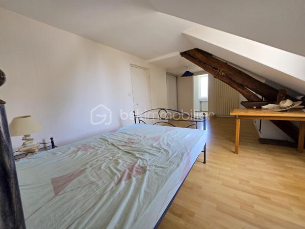 Bel Appartement de 120m² avec terrain à Nevers

Situé à deux pas du cœur du centre ville de Nevers proche de toutes commodités, vous serez conquis par ce bel appartement de type T5 en duplex , située au premier et second étage d'une maison de ville du XIXe, d'une surface Loi Carrez de 120 m², le tout agrémenté d'une cave indépendante de 19m² et d'un terrain privatif de 65m².
Cet appartement propose une entrée indépendante sur l'escalier qui mène à la partie privative dont le palier dessert toutes les pièces.
Le premier étage se compose d'un grand espace de salon séjour de 29m², une belle cuisine indépendante et aménagée avec une semi ouverture sur le séjour pour cuisiner devant ses convives,
Un dégagement dessert toutes les autres pièces du premier niveau, tout dabord un wc indépendant, un espace bureau ou petite chambre de 8,5m², une  salle d'eau de 5m², ainsi qu'une chambre de 12 m² qui dispose d'un placard dressing.
Un autre escalier mène au second étage qui proposera 3 chambres supplémentaires de 10, 15 et 22m², la dernière véritable suite parentale proposera placards dressings, salle d'eau et wc privatifs. 
Côté pratique, cet appartement bénéficie d'un grande cave et d'un terrain privatif sans vis à vis de 65m² avec terrasse en bois .

Tous les sols de cet appartement sont en parquet chêne authentique (palier séjour et couloir) en parquet (chambres) et en carrelage (cuisine, salle d'eau wc),
Cet appartement est équipée d'une isolation bois type survitrage sur tout les ouvrants avec volets bois standards.

Cet appartement propose un chauffage de type chaudière au gaz de ville récente (2018) .
Côté énergie, cet appartement propose un diagnostic de performance énergétique en D (donc économique), ainsi qu'en D en émission de gaz à effet de serre.

Côté charge de copropriété, cet immeuble a la chance de bénéficier d'un syndic bénévole donc peu de charges de copropriété  , aucun travaux n'est envisager.

Atout de cet appartement :
Son emplacement idéal et très recherché proche de l'hyper centreville de Nevers.
Son charme avec son aménagement intérieur, son organisation intérieur, ses grands volumes de pièces, ses 4 chambres et son bureau, son terrain et ses faibles charges de copropriété

Photos supplémentaires disponibles sur BSK IMMOBILIER > Nos conseillers > Olivier FRESLON
Pour tout renseignement complémentaire ou pour une visite, contactez nous au 07.62.78.13.13

Emplacement privilégié et atouts incontestables, venez découvrir ce bel appartement sans tarder, c'est une très belle opportunit à ne pas rater!!!