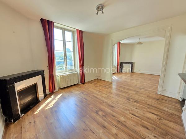 Bel Appartement de 120m² avec terrain à Nevers

Situé à deux pas du cœur du centre ville de Nevers proche de toutes commodités, vous serez conquis par ce bel appartement de type T5 en duplex , située au premier et second étage d'une maison de ville du XIXe, d'une surface Loi Carrez de 120 m², le tout agrémenté d'une cave indépendante de 19m² et d'un terrain privatif de 65m².
Cet appartement propose une entrée indépendante sur l'escalier qui mène à la partie privative dont le palier dessert toutes les pièces.
Le premier étage se compose d'un grand espace de salon séjour de 29m², une belle cuisine indépendante et aménagée avec une semi ouverture sur le séjour pour cuisiner devant ses convives,
Un dégagement dessert toutes les autres pièces du premier niveau, tout dabord un wc indépendant, un espace bureau ou petite chambre de 8,5m², une  salle d'eau de 5m², ainsi qu'une chambre de 12 m² qui dispose d'un placard dressing.
Un autre escalier mène au second étage qui proposera 3 chambres supplémentaires de 10, 15 et 22m², la dernière véritable suite parentale proposera placards dressings, salle d'eau et wc privatifs. 
Côté pratique, cet appartement bénéficie d'un grande cave et d'un terrain privatif sans vis à vis de 65m² avec terrasse en bois .

Tous les sols de cet appartement sont en parquet chêne authentique (palier séjour et couloir) en parquet (chambres) et en carrelage (cuisine, salle d'eau wc),
Cet appartement est équipée d'une isolation bois type survitrage sur tout les ouvrants avec volets bois standards.

Cet appartement propose un chauffage de type chaudière au gaz de ville récente (2018) .
Côté énergie, cet appartement propose un diagnostic de performance énergétique en D (donc économique), ainsi qu'en D en émission de gaz à effet de serre.

Côté charge de copropriété, cet immeuble a la chance de bénéficier d'un syndic bénévole donc peu de charges de copropriété  , aucun travaux n'est envisager.

Atout de cet appartement :
Son emplacement idéal et très recherché proche de l'hyper centreville de Nevers.
Son charme avec son aménagement intérieur, son organisation intérieur, ses grands volumes de pièces, ses 4 chambres et son bureau, son terrain et ses faibles charges de copropriété

Photos supplémentaires disponibles sur BSK IMMOBILIER > Nos conseillers > Olivier FRESLON
Pour tout renseignement complémentaire ou pour une visite, contactez nous au 07.62.78.13.13

Emplacement privilégié et atouts incontestables, venez découvrir ce bel appartement sans tarder, c'est une très belle opportunit à ne pas rater!!!