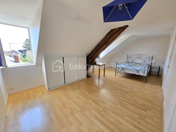 Bel Appartement de 120m² avec terrain à Nevers

Situé à deux pas du cœur du centre ville de Nevers proche de toutes commodités, vous serez conquis par ce bel appartement de type T5 en duplex , située au premier et second étage d'une maison de ville du XIXe, d'une surface Loi Carrez de 120 m², le tout agrémenté d'une cave indépendante de 19m² et d'un terrain privatif de 65m².
Cet appartement propose une entrée indépendante sur l'escalier qui mène à la partie privative dont le palier dessert toutes les pièces.
Le premier étage se compose d'un grand espace de salon séjour de 29m², une belle cuisine indépendante et aménagée avec une semi ouverture sur le séjour pour cuisiner devant ses convives,
Un dégagement dessert toutes les autres pièces du premier niveau, tout dabord un wc indépendant, un espace bureau ou petite chambre de 8,5m², une  salle d'eau de 5m², ainsi qu'une chambre de 12 m² qui dispose d'un placard dressing.
Un autre escalier mène au second étage qui proposera 3 chambres supplémentaires de 10, 15 et 22m², la dernière véritable suite parentale proposera placards dressings, salle d'eau et wc privatifs. 
Côté pratique, cet appartement bénéficie d'un grande cave et d'un terrain privatif sans vis à vis de 65m² avec terrasse en bois .

Tous les sols de cet appartement sont en parquet chêne authentique (palier séjour et couloir) en parquet (chambres) et en carrelage (cuisine, salle d'eau wc),
Cet appartement est équipée d'une isolation bois type survitrage sur tout les ouvrants avec volets bois standards.

Cet appartement propose un chauffage de type chaudière au gaz de ville récente (2018) .
Côté énergie, cet appartement propose un diagnostic de performance énergétique en D (donc économique), ainsi qu'en D en émission de gaz à effet de serre.

Côté charge de copropriété, cet immeuble a la chance de bénéficier d'un syndic bénévole donc peu de charges de copropriété  , aucun travaux n'est envisager.

Atout de cet appartement :
Son emplacement idéal et très recherché proche de l'hyper centreville de Nevers.
Son charme avec son aménagement intérieur, son organisation intérieur, ses grands volumes de pièces, ses 4 chambres et son bureau, son terrain et ses faibles charges de copropriété

Photos supplémentaires disponibles sur BSK IMMOBILIER > Nos conseillers > Olivier FRESLON
Pour tout renseignement complémentaire ou pour une visite, contactez nous au 07.62.78.13.13

Emplacement privilégié et atouts incontestables, venez découvrir ce bel appartement sans tarder, c'est une très belle opportunit à ne pas rater!!!