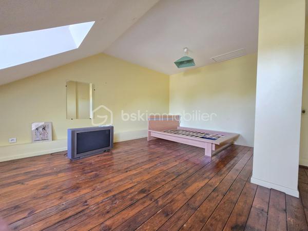 Bel Appartement de 120m² avec terrain à Nevers

Situé à deux pas du cœur du centre ville de Nevers proche de toutes commodités, vous serez conquis par ce bel appartement de type T5 en duplex , située au premier et second étage d'une maison de ville du XIXe, d'une surface Loi Carrez de 120 m², le tout agrémenté d'une cave indépendante de 19m² et d'un terrain privatif de 65m².
Cet appartement propose une entrée indépendante sur l'escalier qui mène à la partie privative dont le palier dessert toutes les pièces.
Le premier étage se compose d'un grand espace de salon séjour de 29m², une belle cuisine indépendante et aménagée avec une semi ouverture sur le séjour pour cuisiner devant ses convives,
Un dégagement dessert toutes les autres pièces du premier niveau, tout dabord un wc indépendant, un espace bureau ou petite chambre de 8,5m², une  salle d'eau de 5m², ainsi qu'une chambre de 12 m² qui dispose d'un placard dressing.
Un autre escalier mène au second étage qui proposera 3 chambres supplémentaires de 10, 15 et 22m², la dernière véritable suite parentale proposera placards dressings, salle d'eau et wc privatifs. 
Côté pratique, cet appartement bénéficie d'un grande cave et d'un terrain privatif sans vis à vis de 65m² avec terrasse en bois .

Tous les sols de cet appartement sont en parquet chêne authentique (palier séjour et couloir) en parquet (chambres) et en carrelage (cuisine, salle d'eau wc),
Cet appartement est équipée d'une isolation bois type survitrage sur tout les ouvrants avec volets bois standards.

Cet appartement propose un chauffage de type chaudière au gaz de ville récente (2018) .
Côté énergie, cet appartement propose un diagnostic de performance énergétique en D (donc économique), ainsi qu'en D en émission de gaz à effet de serre.

Côté charge de copropriété, cet immeuble a la chance de bénéficier d'un syndic bénévole donc peu de charges de copropriété  , aucun travaux n'est envisager.

Atout de cet appartement :
Son emplacement idéal et très recherché proche de l'hyper centreville de Nevers.
Son charme avec son aménagement intérieur, son organisation intérieur, ses grands volumes de pièces, ses 4 chambres et son bureau, son terrain et ses faibles charges de copropriété

Photos supplémentaires disponibles sur BSK IMMOBILIER > Nos conseillers > Olivier FRESLON
Pour tout renseignement complémentaire ou pour une visite, contactez nous au 07.62.78.13.13

Emplacement privilégié et atouts incontestables, venez découvrir ce bel appartement sans tarder, c'est une très belle opportunit à ne pas rater!!!