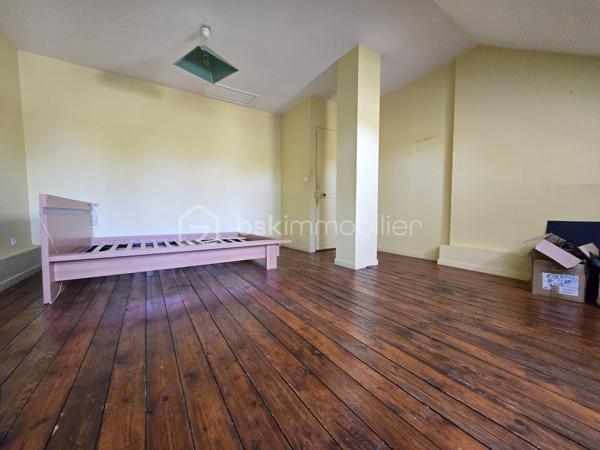 Bel Appartement de 120m² avec terrain à Nevers

Situé à deux pas du cœur du centre ville de Nevers proche de toutes commodités, vous serez conquis par ce bel appartement de type T5 en duplex , située au premier et second étage d'une maison de ville du XIXe, d'une surface Loi Carrez de 120 m², le tout agrémenté d'une cave indépendante de 19m² et d'un terrain privatif de 65m².
Cet appartement propose une entrée indépendante sur l'escalier qui mène à la partie privative dont le palier dessert toutes les pièces.
Le premier étage se compose d'un grand espace de salon séjour de 29m², une belle cuisine indépendante et aménagée avec une semi ouverture sur le séjour pour cuisiner devant ses convives,
Un dégagement dessert toutes les autres pièces du premier niveau, tout dabord un wc indépendant, un espace bureau ou petite chambre de 8,5m², une  salle d'eau de 5m², ainsi qu'une chambre de 12 m² qui dispose d'un placard dressing.
Un autre escalier mène au second étage qui proposera 3 chambres supplémentaires de 10, 15 et 22m², la dernière véritable suite parentale proposera placards dressings, salle d'eau et wc privatifs. 
Côté pratique, cet appartement bénéficie d'un grande cave et d'un terrain privatif sans vis à vis de 65m² avec terrasse en bois .

Tous les sols de cet appartement sont en parquet chêne authentique (palier séjour et couloir) en parquet (chambres) et en carrelage (cuisine, salle d'eau wc),
Cet appartement est équipée d'une isolation bois type survitrage sur tout les ouvrants avec volets bois standards.

Cet appartement propose un chauffage de type chaudière au gaz de ville récente (2018) .
Côté énergie, cet appartement propose un diagnostic de performance énergétique en D (donc économique), ainsi qu'en D en émission de gaz à effet de serre.

Côté charge de copropriété, cet immeuble a la chance de bénéficier d'un syndic bénévole donc peu de charges de copropriété  , aucun travaux n'est envisager.

Atout de cet appartement :
Son emplacement idéal et très recherché proche de l'hyper centreville de Nevers.
Son charme avec son aménagement intérieur, son organisation intérieur, ses grands volumes de pièces, ses 4 chambres et son bureau, son terrain et ses faibles charges de copropriété

Photos supplémentaires disponibles sur BSK IMMOBILIER > Nos conseillers > Olivier FRESLON
Pour tout renseignement complémentaire ou pour une visite, contactez nous au 07.62.78.13.13

Emplacement privilégié et atouts incontestables, venez découvrir ce bel appartement sans tarder, c'est une très belle opportunit à ne pas rater!!!