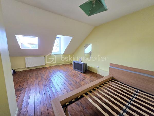 Bel Appartement de 120m² avec terrain à Nevers

Situé à deux pas du cœur du centre ville de Nevers proche de toutes commodités, vous serez conquis par ce bel appartement de type T5 en duplex , située au premier et second étage d'une maison de ville du XIXe, d'une surface Loi Carrez de 120 m², le tout agrémenté d'une cave indépendante de 19m² et d'un terrain privatif de 65m².
Cet appartement propose une entrée indépendante sur l'escalier qui mène à la partie privative dont le palier dessert toutes les pièces.
Le premier étage se compose d'un grand espace de salon séjour de 29m², une belle cuisine indépendante et aménagée avec une semi ouverture sur le séjour pour cuisiner devant ses convives,
Un dégagement dessert toutes les autres pièces du premier niveau, tout dabord un wc indépendant, un espace bureau ou petite chambre de 8,5m², une  salle d'eau de 5m², ainsi qu'une chambre de 12 m² qui dispose d'un placard dressing.
Un autre escalier mène au second étage qui proposera 3 chambres supplémentaires de 10, 15 et 22m², la dernière véritable suite parentale proposera placards dressings, salle d'eau et wc privatifs. 
Côté pratique, cet appartement bénéficie d'un grande cave et d'un terrain privatif sans vis à vis de 65m² avec terrasse en bois .

Tous les sols de cet appartement sont en parquet chêne authentique (palier séjour et couloir) en parquet (chambres) et en carrelage (cuisine, salle d'eau wc),
Cet appartement est équipée d'une isolation bois type survitrage sur tout les ouvrants avec volets bois standards.

Cet appartement propose un chauffage de type chaudière au gaz de ville récente (2018) .
Côté énergie, cet appartement propose un diagnostic de performance énergétique en D (donc économique), ainsi qu'en D en émission de gaz à effet de serre.

Côté charge de copropriété, cet immeuble a la chance de bénéficier d'un syndic bénévole donc peu de charges de copropriété  , aucun travaux n'est envisager.

Atout de cet appartement :
Son emplacement idéal et très recherché proche de l'hyper centreville de Nevers.
Son charme avec son aménagement intérieur, son organisation intérieur, ses grands volumes de pièces, ses 4 chambres et son bureau, son terrain et ses faibles charges de copropriété

Photos supplémentaires disponibles sur BSK IMMOBILIER > Nos conseillers > Olivier FRESLON
Pour tout renseignement complémentaire ou pour une visite, contactez nous au 07.62.78.13.13

Emplacement privilégié et atouts incontestables, venez découvrir ce bel appartement sans tarder, c'est une très belle opportunit à ne pas rater!!!