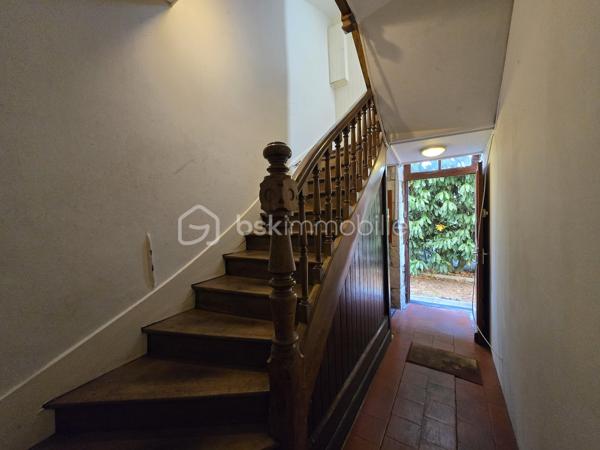 Bel Appartement de 120m² avec terrain à Nevers

Situé à deux pas du cœur du centre ville de Nevers proche de toutes commodités, vous serez conquis par ce bel appartement de type T5 en duplex , située au premier et second étage d'une maison de ville du XIXe, d'une surface Loi Carrez de 120 m², le tout agrémenté d'une cave indépendante de 19m² et d'un terrain privatif de 65m².
Cet appartement propose une entrée indépendante sur l'escalier qui mène à la partie privative dont le palier dessert toutes les pièces.
Le premier étage se compose d'un grand espace de salon séjour de 29m², une belle cuisine indépendante et aménagée avec une semi ouverture sur le séjour pour cuisiner devant ses convives,
Un dégagement dessert toutes les autres pièces du premier niveau, tout dabord un wc indépendant, un espace bureau ou petite chambre de 8,5m², une  salle d'eau de 5m², ainsi qu'une chambre de 12 m² qui dispose d'un placard dressing.
Un autre escalier mène au second étage qui proposera 3 chambres supplémentaires de 10, 15 et 22m², la dernière véritable suite parentale proposera placards dressings, salle d'eau et wc privatifs. 
Côté pratique, cet appartement bénéficie d'un grande cave et d'un terrain privatif sans vis à vis de 65m² avec terrasse en bois .

Tous les sols de cet appartement sont en parquet chêne authentique (palier séjour et couloir) en parquet (chambres) et en carrelage (cuisine, salle d'eau wc),
Cet appartement est équipée d'une isolation bois type survitrage sur tout les ouvrants avec volets bois standards.

Cet appartement propose un chauffage de type chaudière au gaz de ville récente (2018) .
Côté énergie, cet appartement propose un diagnostic de performance énergétique en D (donc économique), ainsi qu'en D en émission de gaz à effet de serre.

Côté charge de copropriété, cet immeuble a la chance de bénéficier d'un syndic bénévole donc peu de charges de copropriété  , aucun travaux n'est envisager.

Atout de cet appartement :
Son emplacement idéal et très recherché proche de l'hyper centreville de Nevers.
Son charme avec son aménagement intérieur, son organisation intérieur, ses grands volumes de pièces, ses 4 chambres et son bureau, son terrain et ses faibles charges de copropriété

Photos supplémentaires disponibles sur BSK IMMOBILIER > Nos conseillers > Olivier FRESLON
Pour tout renseignement complémentaire ou pour une visite, contactez nous au 07.62.78.13.13

Emplacement privilégié et atouts incontestables, venez découvrir ce bel appartement sans tarder, c'est une très belle opportunit à ne pas rater!!!