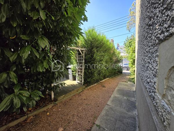 Bel Appartement de 120m² avec terrain à Nevers

Situé à deux pas du cœur du centre ville de Nevers proche de toutes commodités, vous serez conquis par ce bel appartement de type T5 en duplex , située au premier et second étage d'une maison de ville du XIXe, d'une surface Loi Carrez de 120 m², le tout agrémenté d'une cave indépendante de 19m² et d'un terrain privatif de 65m².
Cet appartement propose une entrée indépendante sur l'escalier qui mène à la partie privative dont le palier dessert toutes les pièces.
Le premier étage se compose d'un grand espace de salon séjour de 29m², une belle cuisine indépendante et aménagée avec une semi ouverture sur le séjour pour cuisiner devant ses convives,
Un dégagement dessert toutes les autres pièces du premier niveau, tout dabord un wc indépendant, un espace bureau ou petite chambre de 8,5m², une  salle d'eau de 5m², ainsi qu'une chambre de 12 m² qui dispose d'un placard dressing.
Un autre escalier mène au second étage qui proposera 3 chambres supplémentaires de 10, 15 et 22m², la dernière véritable suite parentale proposera placards dressings, salle d'eau et wc privatifs. 
Côté pratique, cet appartement bénéficie d'un grande cave et d'un terrain privatif sans vis à vis de 65m² avec terrasse en bois .

Tous les sols de cet appartement sont en parquet chêne authentique (palier séjour et couloir) en parquet (chambres) et en carrelage (cuisine, salle d'eau wc),
Cet appartement est équipée d'une isolation bois type survitrage sur tout les ouvrants avec volets bois standards.

Cet appartement propose un chauffage de type chaudière au gaz de ville récente (2018) .
Côté énergie, cet appartement propose un diagnostic de performance énergétique en D (donc économique), ainsi qu'en D en émission de gaz à effet de serre.

Côté charge de copropriété, cet immeuble a la chance de bénéficier d'un syndic bénévole donc peu de charges de copropriété  , aucun travaux n'est envisager.

Atout de cet appartement :
Son emplacement idéal et très recherché proche de l'hyper centreville de Nevers.
Son charme avec son aménagement intérieur, son organisation intérieur, ses grands volumes de pièces, ses 4 chambres et son bureau, son terrain et ses faibles charges de copropriété

Photos supplémentaires disponibles sur BSK IMMOBILIER > Nos conseillers > Olivier FRESLON
Pour tout renseignement complémentaire ou pour une visite, contactez nous au 07.62.78.13.13

Emplacement privilégié et atouts incontestables, venez découvrir ce bel appartement sans tarder, c'est une très belle opportunit à ne pas rater!!!