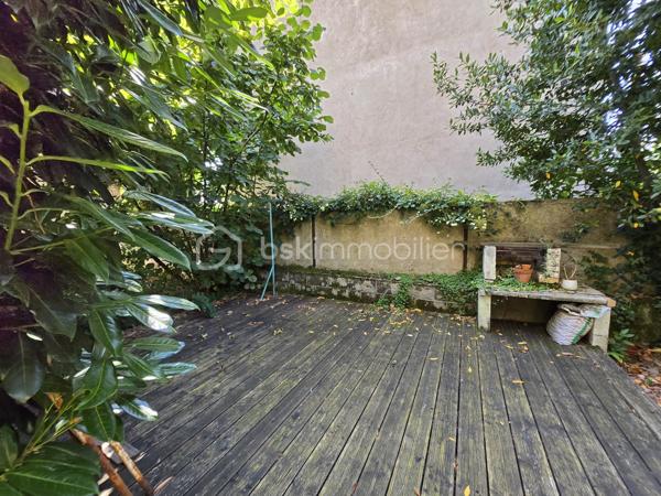 Bel Appartement de 120m² avec terrain à Nevers

Situé à deux pas du cœur du centre ville de Nevers proche de toutes commodités, vous serez conquis par ce bel appartement de type T5 en duplex , située au premier et second étage d'une maison de ville du XIXe, d'une surface Loi Carrez de 120 m², le tout agrémenté d'une cave indépendante de 19m² et d'un terrain privatif de 65m².
Cet appartement propose une entrée indépendante sur l'escalier qui mène à la partie privative dont le palier dessert toutes les pièces.
Le premier étage se compose d'un grand espace de salon séjour de 29m², une belle cuisine indépendante et aménagée avec une semi ouverture sur le séjour pour cuisiner devant ses convives,
Un dégagement dessert toutes les autres pièces du premier niveau, tout dabord un wc indépendant, un espace bureau ou petite chambre de 8,5m², une  salle d'eau de 5m², ainsi qu'une chambre de 12 m² qui dispose d'un placard dressing.
Un autre escalier mène au second étage qui proposera 3 chambres supplémentaires de 10, 15 et 22m², la dernière véritable suite parentale proposera placards dressings, salle d'eau et wc privatifs. 
Côté pratique, cet appartement bénéficie d'un grande cave et d'un terrain privatif sans vis à vis de 65m² avec terrasse en bois .

Tous les sols de cet appartement sont en parquet chêne authentique (palier séjour et couloir) en parquet (chambres) et en carrelage (cuisine, salle d'eau wc),
Cet appartement est équipée d'une isolation bois type survitrage sur tout les ouvrants avec volets bois standards.

Cet appartement propose un chauffage de type chaudière au gaz de ville récente (2018) .
Côté énergie, cet appartement propose un diagnostic de performance énergétique en D (donc économique), ainsi qu'en D en émission de gaz à effet de serre.

Côté charge de copropriété, cet immeuble a la chance de bénéficier d'un syndic bénévole donc peu de charges de copropriété  , aucun travaux n'est envisager.

Atout de cet appartement :
Son emplacement idéal et très recherché proche de l'hyper centreville de Nevers.
Son charme avec son aménagement intérieur, son organisation intérieur, ses grands volumes de pièces, ses 4 chambres et son bureau, son terrain et ses faibles charges de copropriété

Photos supplémentaires disponibles sur BSK IMMOBILIER > Nos conseillers > Olivier FRESLON
Pour tout renseignement complémentaire ou pour une visite, contactez nous au 07.62.78.13.13

Emplacement privilégié et atouts incontestables, venez découvrir ce bel appartement sans tarder, c'est une très belle opportunit à ne pas rater!!!
