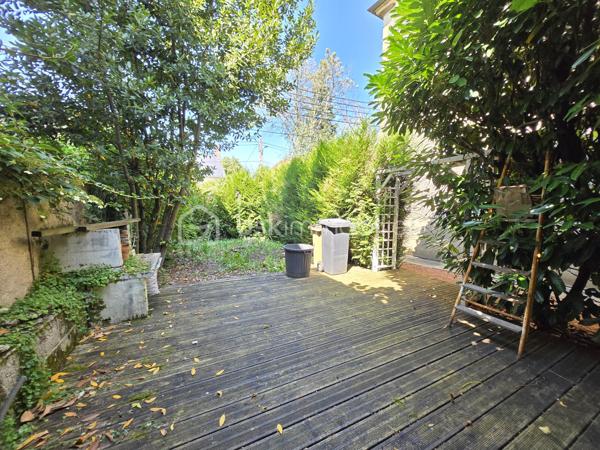 Bel Appartement de 120m² avec terrain à Nevers

Situé à deux pas du cœur du centre ville de Nevers proche de toutes commodités, vous serez conquis par ce bel appartement de type T5 en duplex , située au premier et second étage d'une maison de ville du XIXe, d'une surface Loi Carrez de 120 m², le tout agrémenté d'une cave indépendante de 19m² et d'un terrain privatif de 65m².
Cet appartement propose une entrée indépendante sur l'escalier qui mène à la partie privative dont le palier dessert toutes les pièces.
Le premier étage se compose d'un grand espace de salon séjour de 29m², une belle cuisine indépendante et aménagée avec une semi ouverture sur le séjour pour cuisiner devant ses convives,
Un dégagement dessert toutes les autres pièces du premier niveau, tout dabord un wc indépendant, un espace bureau ou petite chambre de 8,5m², une  salle d'eau de 5m², ainsi qu'une chambre de 12 m² qui dispose d'un placard dressing.
Un autre escalier mène au second étage qui proposera 3 chambres supplémentaires de 10, 15 et 22m², la dernière véritable suite parentale proposera placards dressings, salle d'eau et wc privatifs. 
Côté pratique, cet appartement bénéficie d'un grande cave et d'un terrain privatif sans vis à vis de 65m² avec terrasse en bois .

Tous les sols de cet appartement sont en parquet chêne authentique (palier séjour et couloir) en parquet (chambres) et en carrelage (cuisine, salle d'eau wc),
Cet appartement est équipée d'une isolation bois type survitrage sur tout les ouvrants avec volets bois standards.

Cet appartement propose un chauffage de type chaudière au gaz de ville récente (2018) .
Côté énergie, cet appartement propose un diagnostic de performance énergétique en D (donc économique), ainsi qu'en D en émission de gaz à effet de serre.

Côté charge de copropriété, cet immeuble a la chance de bénéficier d'un syndic bénévole donc peu de charges de copropriété  , aucun travaux n'est envisager.

Atout de cet appartement :
Son emplacement idéal et très recherché proche de l'hyper centreville de Nevers.
Son charme avec son aménagement intérieur, son organisation intérieur, ses grands volumes de pièces, ses 4 chambres et son bureau, son terrain et ses faibles charges de copropriété

Photos supplémentaires disponibles sur BSK IMMOBILIER > Nos conseillers > Olivier FRESLON
Pour tout renseignement complémentaire ou pour une visite, contactez nous au 07.62.78.13.13

Emplacement privilégié et atouts incontestables, venez découvrir ce bel appartement sans tarder, c'est une très belle opportunit à ne pas rater!!!