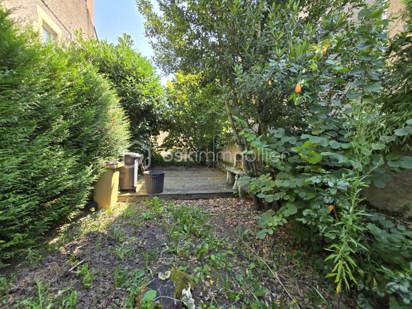 Bel Appartement de 120m² avec terrain à Nevers

Situé à deux pas du cœur du centre ville de Nevers proche de toutes commodités, vous serez conquis par ce bel appartement de type T5 en duplex , située au premier et second étage d'une maison de ville du XIXe, d'une surface Loi Carrez de 120 m², le tout agrémenté d'une cave indépendante de 19m² et d'un terrain privatif de 65m².
Cet appartement propose une entrée indépendante sur l'escalier qui mène à la partie privative dont le palier dessert toutes les pièces.
Le premier étage se compose d'un grand espace de salon séjour de 29m², une belle cuisine indépendante et aménagée avec une semi ouverture sur le séjour pour cuisiner devant ses convives,
Un dégagement dessert toutes les autres pièces du premier niveau, tout dabord un wc indépendant, un espace bureau ou petite chambre de 8,5m², une  salle d'eau de 5m², ainsi qu'une chambre de 12 m² qui dispose d'un placard dressing.
Un autre escalier mène au second étage qui proposera 3 chambres supplémentaires de 10, 15 et 22m², la dernière véritable suite parentale proposera placards dressings, salle d'eau et wc privatifs. 
Côté pratique, cet appartement bénéficie d'un grande cave et d'un terrain privatif sans vis à vis de 65m² avec terrasse en bois .

Tous les sols de cet appartement sont en parquet chêne authentique (palier séjour et couloir) en parquet (chambres) et en carrelage (cuisine, salle d'eau wc),
Cet appartement est équipée d'une isolation bois type survitrage sur tout les ouvrants avec volets bois standards.

Cet appartement propose un chauffage de type chaudière au gaz de ville récente (2018) .
Côté énergie, cet appartement propose un diagnostic de performance énergétique en D (donc économique), ainsi qu'en D en émission de gaz à effet de serre.

Côté charge de copropriété, cet immeuble a la chance de bénéficier d'un syndic bénévole donc peu de charges de copropriété  , aucun travaux n'est envisager.

Atout de cet appartement :
Son emplacement idéal et très recherché proche de l'hyper centreville de Nevers.
Son charme avec son aménagement intérieur, son organisation intérieur, ses grands volumes de pièces, ses 4 chambres et son bureau, son terrain et ses faibles charges de copropriété

Photos supplémentaires disponibles sur BSK IMMOBILIER > Nos conseillers > Olivier FRESLON
Pour tout renseignement complémentaire ou pour une visite, contactez nous au 07.62.78.13.13

Emplacement privilégié et atouts incontestables, venez découvrir ce bel appartement sans tarder, c'est une très belle opportunit à ne pas rater!!!