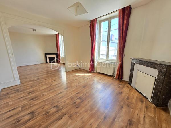 Bel Appartement de 120m² avec terrain à Nevers

Situé à deux pas du cœur du centre ville de Nevers proche de toutes commodités, vous serez conquis par ce bel appartement de type T5 en duplex , située au premier et second étage d'une maison de ville du XIXe, d'une surface Loi Carrez de 120 m², le tout agrémenté d'une cave indépendante de 19m² et d'un terrain privatif de 65m².
Cet appartement propose une entrée indépendante sur l'escalier qui mène à la partie privative dont le palier dessert toutes les pièces.
Le premier étage se compose d'un grand espace de salon séjour de 29m², une belle cuisine indépendante et aménagée avec une semi ouverture sur le séjour pour cuisiner devant ses convives,
Un dégagement dessert toutes les autres pièces du premier niveau, tout dabord un wc indépendant, un espace bureau ou petite chambre de 8,5m², une  salle d'eau de 5m², ainsi qu'une chambre de 12 m² qui dispose d'un placard dressing.
Un autre escalier mène au second étage qui proposera 3 chambres supplémentaires de 10, 15 et 22m², la dernière véritable suite parentale proposera placards dressings, salle d'eau et wc privatifs. 
Côté pratique, cet appartement bénéficie d'un grande cave et d'un terrain privatif sans vis à vis de 65m² avec terrasse en bois .

Tous les sols de cet appartement sont en parquet chêne authentique (palier séjour et couloir) en parquet (chambres) et en carrelage (cuisine, salle d'eau wc),
Cet appartement est équipée d'une isolation bois type survitrage sur tout les ouvrants avec volets bois standards.

Cet appartement propose un chauffage de type chaudière au gaz de ville récente (2018) .
Côté énergie, cet appartement propose un diagnostic de performance énergétique en D (donc économique), ainsi qu'en D en émission de gaz à effet de serre.

Côté charge de copropriété, cet immeuble a la chance de bénéficier d'un syndic bénévole donc peu de charges de copropriété  , aucun travaux n'est envisager.

Atout de cet appartement :
Son emplacement idéal et très recherché proche de l'hyper centreville de Nevers.
Son charme avec son aménagement intérieur, son organisation intérieur, ses grands volumes de pièces, ses 4 chambres et son bureau, son terrain et ses faibles charges de copropriété

Photos supplémentaires disponibles sur BSK IMMOBILIER > Nos conseillers > Olivier FRESLON
Pour tout renseignement complémentaire ou pour une visite, contactez nous au 07.62.78.13.13

Emplacement privilégié et atouts incontestables, venez découvrir ce bel appartement sans tarder, c'est une très belle opportunit à ne pas rater!!!
