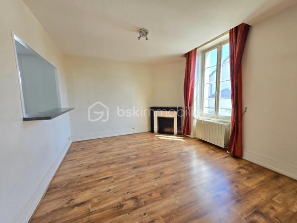 Bel Appartement de 120m² avec terrain à Nevers

Situé à deux pas du cœur du centre ville de Nevers proche de toutes commodités, vous serez conquis par ce bel appartement de type T5 en duplex , située au premier et second étage d'une maison de ville du XIXe, d'une surface Loi Carrez de 120 m², le tout agrémenté d'une cave indépendante de 19m² et d'un terrain privatif de 65m².
Cet appartement propose une entrée indépendante sur l'escalier qui mène à la partie privative dont le palier dessert toutes les pièces.
Le premier étage se compose d'un grand espace de salon séjour de 29m², une belle cuisine indépendante et aménagée avec une semi ouverture sur le séjour pour cuisiner devant ses convives,
Un dégagement dessert toutes les autres pièces du premier niveau, tout dabord un wc indépendant, un espace bureau ou petite chambre de 8,5m², une  salle d'eau de 5m², ainsi qu'une chambre de 12 m² qui dispose d'un placard dressing.
Un autre escalier mène au second étage qui proposera 3 chambres supplémentaires de 10, 15 et 22m², la dernière véritable suite parentale proposera placards dressings, salle d'eau et wc privatifs. 
Côté pratique, cet appartement bénéficie d'un grande cave et d'un terrain privatif sans vis à vis de 65m² avec terrasse en bois .

Tous les sols de cet appartement sont en parquet chêne authentique (palier séjour et couloir) en parquet (chambres) et en carrelage (cuisine, salle d'eau wc),
Cet appartement est équipée d'une isolation bois type survitrage sur tout les ouvrants avec volets bois standards.

Cet appartement propose un chauffage de type chaudière au gaz de ville récente (2018) .
Côté énergie, cet appartement propose un diagnostic de performance énergétique en D (donc économique), ainsi qu'en D en émission de gaz à effet de serre.

Côté charge de copropriété, cet immeuble a la chance de bénéficier d'un syndic bénévole donc peu de charges de copropriété  , aucun travaux n'est envisager.

Atout de cet appartement :
Son emplacement idéal et très recherché proche de l'hyper centreville de Nevers.
Son charme avec son aménagement intérieur, son organisation intérieur, ses grands volumes de pièces, ses 4 chambres et son bureau, son terrain et ses faibles charges de copropriété

Photos supplémentaires disponibles sur BSK IMMOBILIER > Nos conseillers > Olivier FRESLON
Pour tout renseignement complémentaire ou pour une visite, contactez nous au 07.62.78.13.13

Emplacement privilégié et atouts incontestables, venez découvrir ce bel appartement sans tarder, c'est une très belle opportunit à ne pas rater!!!