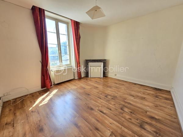 Bel Appartement de 120m² avec terrain à Nevers

Situé à deux pas du cœur du centre ville de Nevers proche de toutes commodités, vous serez conquis par ce bel appartement de type T5 en duplex , située au premier et second étage d'une maison de ville du XIXe, d'une surface Loi Carrez de 120 m², le tout agrémenté d'une cave indépendante de 19m² et d'un terrain privatif de 65m².
Cet appartement propose une entrée indépendante sur l'escalier qui mène à la partie privative dont le palier dessert toutes les pièces.
Le premier étage se compose d'un grand espace de salon séjour de 29m², une belle cuisine indépendante et aménagée avec une semi ouverture sur le séjour pour cuisiner devant ses convives,
Un dégagement dessert toutes les autres pièces du premier niveau, tout dabord un wc indépendant, un espace bureau ou petite chambre de 8,5m², une  salle d'eau de 5m², ainsi qu'une chambre de 12 m² qui dispose d'un placard dressing.
Un autre escalier mène au second étage qui proposera 3 chambres supplémentaires de 10, 15 et 22m², la dernière véritable suite parentale proposera placards dressings, salle d'eau et wc privatifs. 
Côté pratique, cet appartement bénéficie d'un grande cave et d'un terrain privatif sans vis à vis de 65m² avec terrasse en bois .

Tous les sols de cet appartement sont en parquet chêne authentique (palier séjour et couloir) en parquet (chambres) et en carrelage (cuisine, salle d'eau wc),
Cet appartement est équipée d'une isolation bois type survitrage sur tout les ouvrants avec volets bois standards.

Cet appartement propose un chauffage de type chaudière au gaz de ville récente (2018) .
Côté énergie, cet appartement propose un diagnostic de performance énergétique en D (donc économique), ainsi qu'en D en émission de gaz à effet de serre.

Côté charge de copropriété, cet immeuble a la chance de bénéficier d'un syndic bénévole donc peu de charges de copropriété  , aucun travaux n'est envisager.

Atout de cet appartement :
Son emplacement idéal et très recherché proche de l'hyper centreville de Nevers.
Son charme avec son aménagement intérieur, son organisation intérieur, ses grands volumes de pièces, ses 4 chambres et son bureau, son terrain et ses faibles charges de copropriété

Photos supplémentaires disponibles sur BSK IMMOBILIER > Nos conseillers > Olivier FRESLON
Pour tout renseignement complémentaire ou pour une visite, contactez nous au 07.62.78.13.13

Emplacement privilégié et atouts incontestables, venez découvrir ce bel appartement sans tarder, c'est une très belle opportunit à ne pas rater!!!