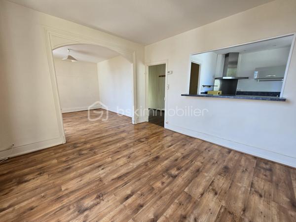 Bel Appartement de 120m² avec terrain à Nevers

Situé à deux pas du cœur du centre ville de Nevers proche de toutes commodités, vous serez conquis par ce bel appartement de type T5 en duplex , située au premier et second étage d'une maison de ville du XIXe, d'une surface Loi Carrez de 120 m², le tout agrémenté d'une cave indépendante de 19m² et d'un terrain privatif de 65m².
Cet appartement propose une entrée indépendante sur l'escalier qui mène à la partie privative dont le palier dessert toutes les pièces.
Le premier étage se compose d'un grand espace de salon séjour de 29m², une belle cuisine indépendante et aménagée avec une semi ouverture sur le séjour pour cuisiner devant ses convives,
Un dégagement dessert toutes les autres pièces du premier niveau, tout dabord un wc indépendant, un espace bureau ou petite chambre de 8,5m², une  salle d'eau de 5m², ainsi qu'une chambre de 12 m² qui dispose d'un placard dressing.
Un autre escalier mène au second étage qui proposera 3 chambres supplémentaires de 10, 15 et 22m², la dernière véritable suite parentale proposera placards dressings, salle d'eau et wc privatifs. 
Côté pratique, cet appartement bénéficie d'un grande cave et d'un terrain privatif sans vis à vis de 65m² avec terrasse en bois .

Tous les sols de cet appartement sont en parquet chêne authentique (palier séjour et couloir) en parquet (chambres) et en carrelage (cuisine, salle d'eau wc),
Cet appartement est équipée d'une isolation bois type survitrage sur tout les ouvrants avec volets bois standards.

Cet appartement propose un chauffage de type chaudière au gaz de ville récente (2018) .
Côté énergie, cet appartement propose un diagnostic de performance énergétique en D (donc économique), ainsi qu'en D en émission de gaz à effet de serre.

Côté charge de copropriété, cet immeuble a la chance de bénéficier d'un syndic bénévole donc peu de charges de copropriété  , aucun travaux n'est envisager.

Atout de cet appartement :
Son emplacement idéal et très recherché proche de l'hyper centreville de Nevers.
Son charme avec son aménagement intérieur, son organisation intérieur, ses grands volumes de pièces, ses 4 chambres et son bureau, son terrain et ses faibles charges de copropriété

Photos supplémentaires disponibles sur BSK IMMOBILIER > Nos conseillers > Olivier FRESLON
Pour tout renseignement complémentaire ou pour une visite, contactez nous au 07.62.78.13.13

Emplacement privilégié et atouts incontestables, venez découvrir ce bel appartement sans tarder, c'est une très belle opportunit à ne pas rater!!!